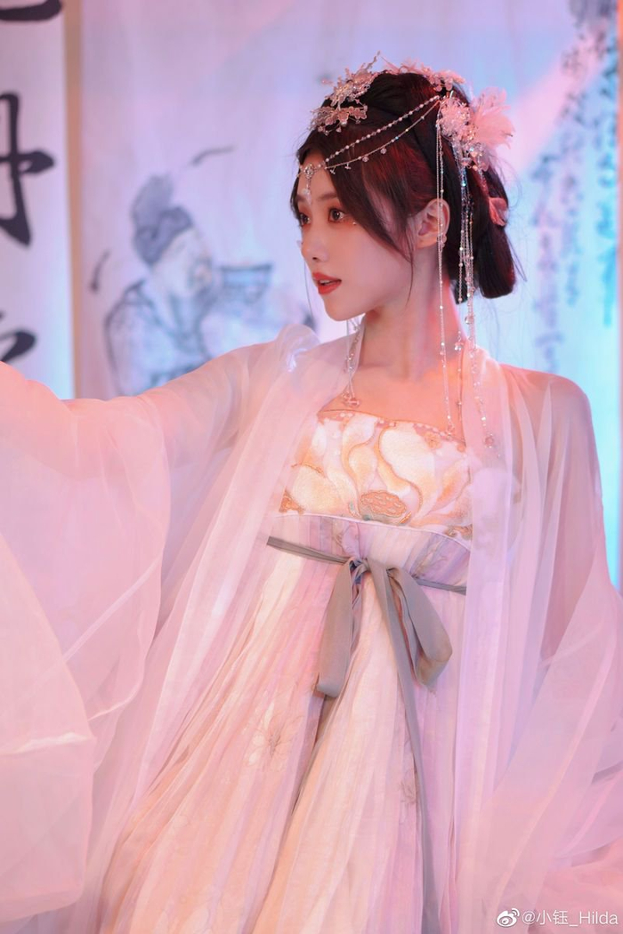 小钰分享古风穿搭银纱网流苏裙绝绝子