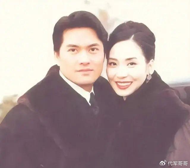 1995年,呂良偉參加了一次活動,在那裡他與鄺美雲相遇,並迅速陷入愛河.