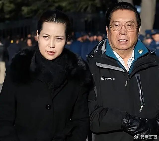 李双江近况曝光!84岁仍四处商演赚钱,如今儿子是他一生的痛|李天一|梦鸽|艺术家|教育|高龄_新浪新闻