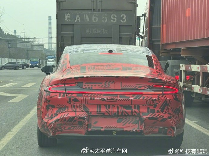 小米su7伪装车上路了大家觉得好看吗