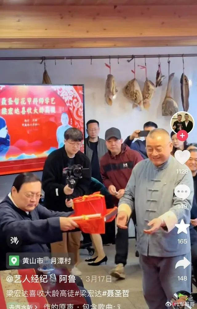 销声匿迹7年的“一代铁嘴”梁宏达,已彻底走上了“不归路”|老梁故事汇|模仿|现场|老梁|节目_新浪新闻