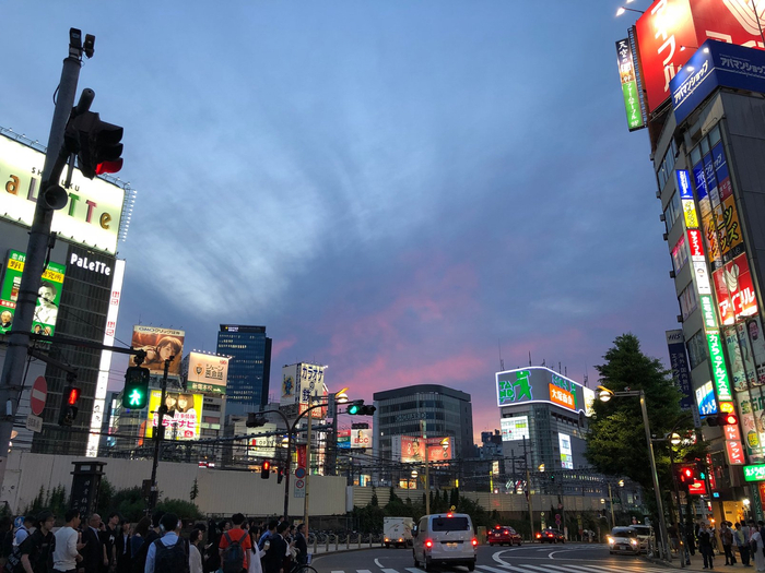 一到涩谷就戴上耳机循环beneaththemask和tokyodaylight