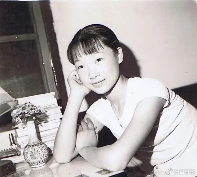 师范学校学音乐并且获得了老师的一致认可,之后被保送进杭州师范大