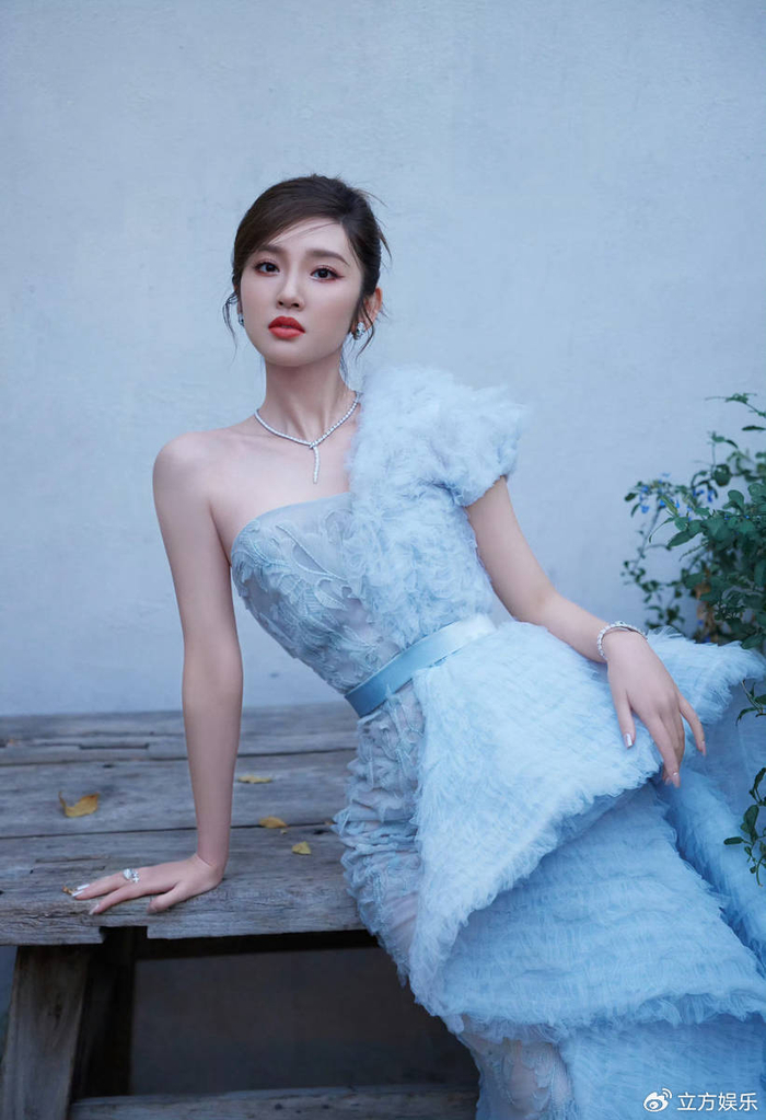 唐艺昕盘发造型高贵大方 着蓝色高定礼服优雅娴静