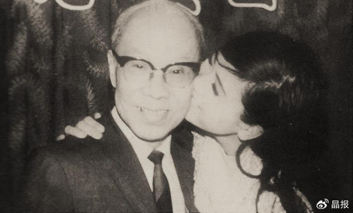 陈宝珠与父亲陈非侬陈非侬又与吕奇,陈宝珠等合演时装粤语片《娘惹之