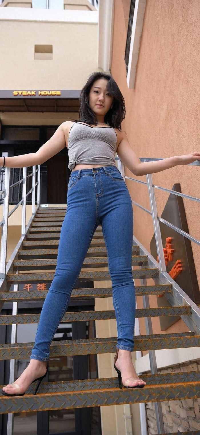 吊带与牛仔裤的完美组合:高跟鞋显高挑,展现时尚御姐魅力