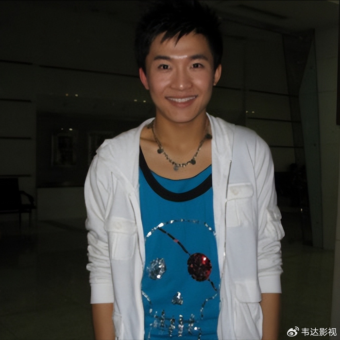 央视最帅主持边策:和母亲通话1小时后从8楼坠楼身亡,年仅32岁|央视