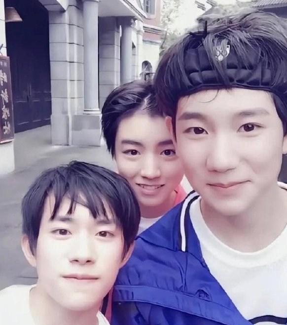 这也太劲爆了.|辟谣|王俊凯|贺峻霖_新浪新闻