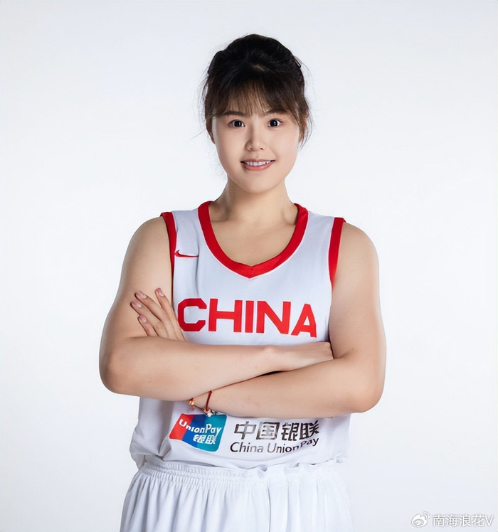 中国女篮定妆照片出炉!李月汝尽显可爱,张茹美丽动人