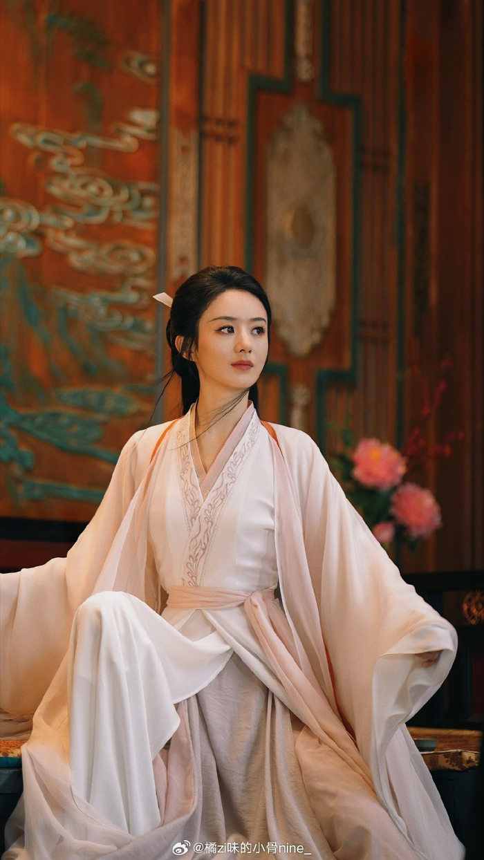 赵丽颖因在与凤行中用配音被吐槽,但人家原声和配音的作品,都火|与凤