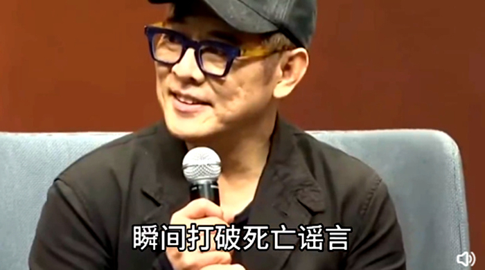 60岁李连杰罕出镜黑衣黑帽上像落一层灰好似工地上的瓦工师傅