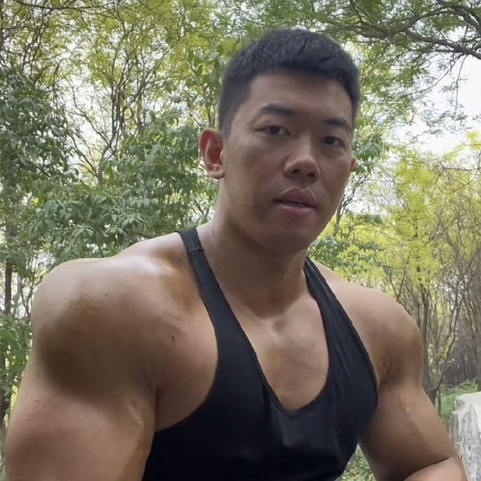 而泰坦师承"鹿家门"宏宇,宏宇的师父则是启鑫(腿围算是顶级),泰坦应该