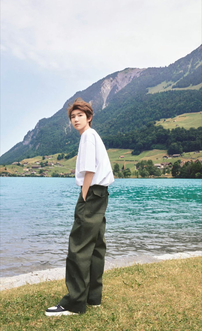 王源立夏营业照来啦!清爽穿搭帅气值拉满～扔石子打水漂太可爱了