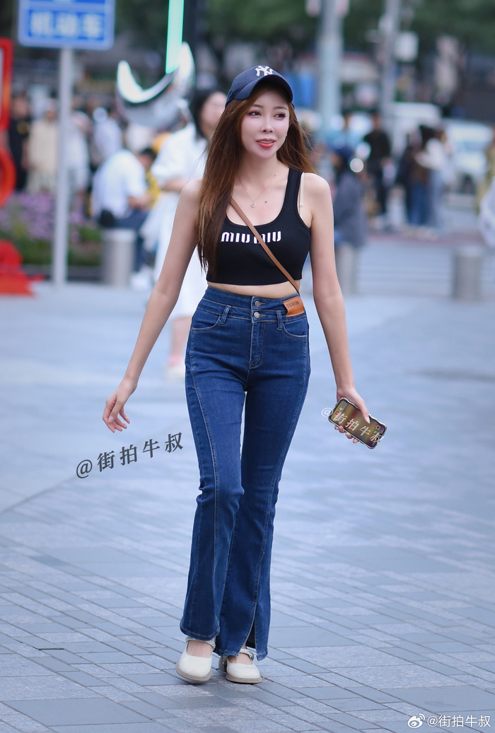 美女穿着漂亮的开叉牛仔裤出街