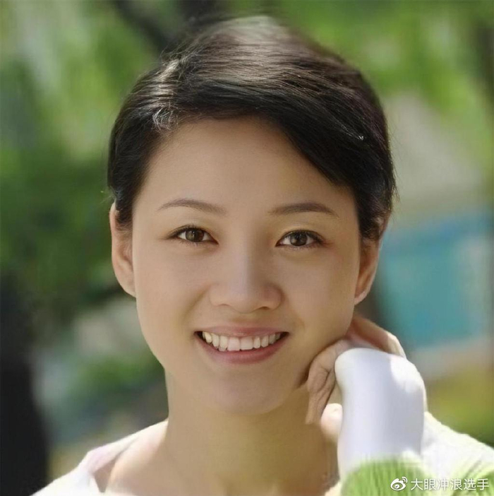 周群：曾是安徽卫视一姐，和郭德纲传绯闻，老公至今成谜