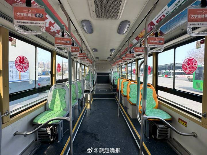 窗花扮靓公交车 车厢内年味儿浓|公交|石家庄市|车厢_新浪新闻