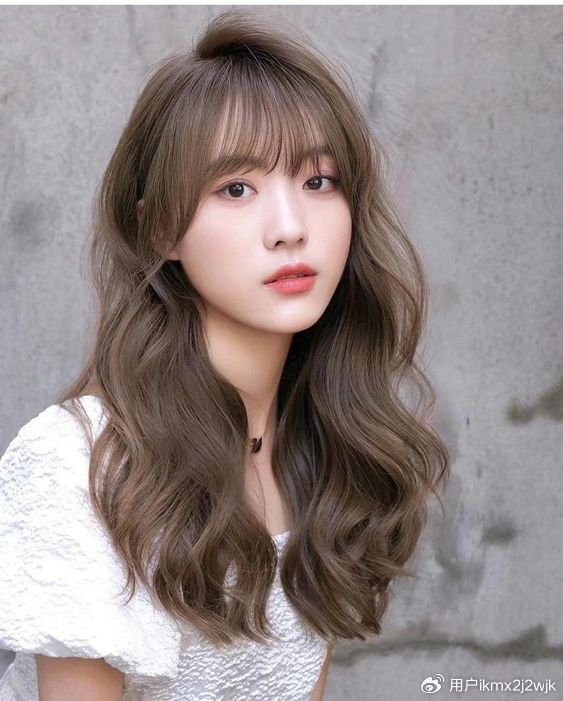 国字脸女士发型别乱整,试试这几种烫发,好看时尚显气质