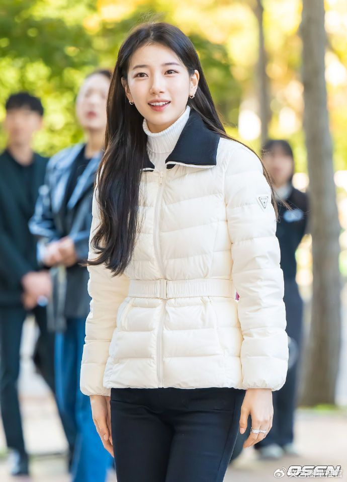 裴秀智近照遭质疑长得清汤寡水,穿搭一言难尽,被嘲很土是普女|裴秀智