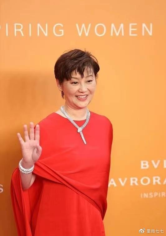 徐帆是真的老了，生图曝光穿红裙脸色蜡黄，颈纹醒目老人手更抢镜|徐帆|拍摄|造型|红色|裙子|配饰|审美|大气|服装|明星|款式_新浪新闻