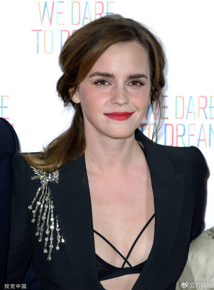 "赫敏"艾玛·沃特森现身红毯 穿真空西装大秀文胸|艾玛·沃特森|现身