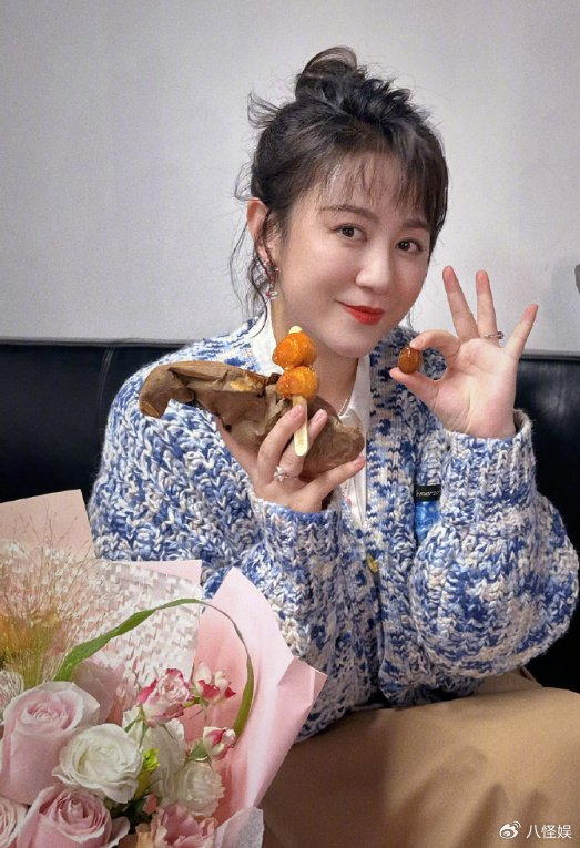 应采儿陪陈小春工作衣着宽松鼻头变大被猜怀三胎回应耐人寻味