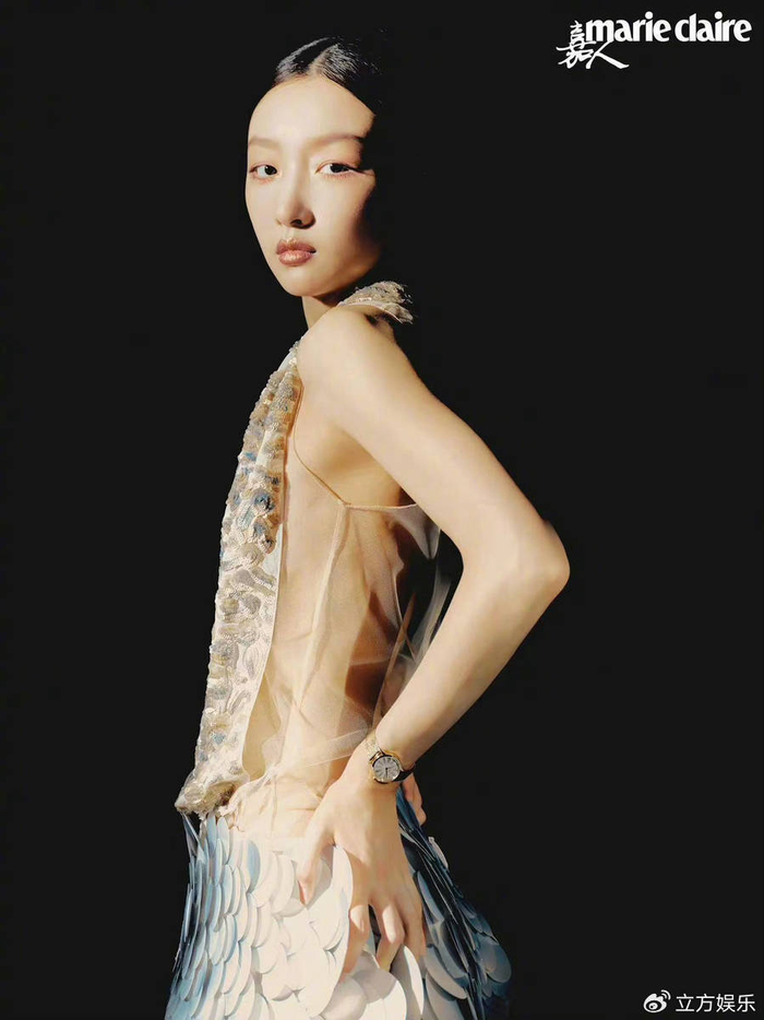 周冬雨化别致彩妆优雅明媚 穿亮片透视装身材纤细|周冬雨|杂志大片|亮