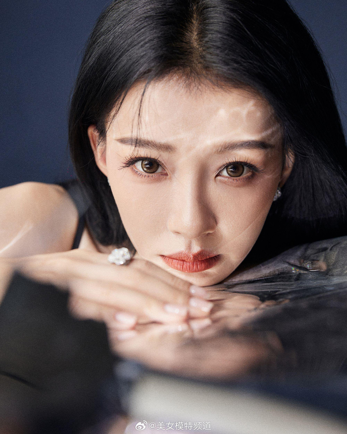 孙怡蝴蝶结黑色吊带礼服裙