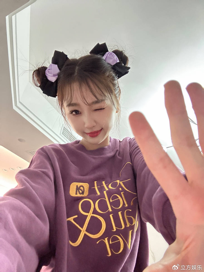 虞书欣穿紫色卫衣嘟嘴卖萌 扎可爱双丸子头超可爱|虞书欣|可爱|紫色系