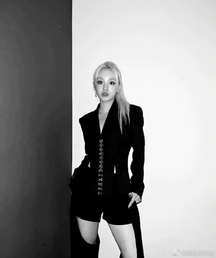 宋雨琦最新九宫格营业照,高马尾额宋雨琦干练十足!