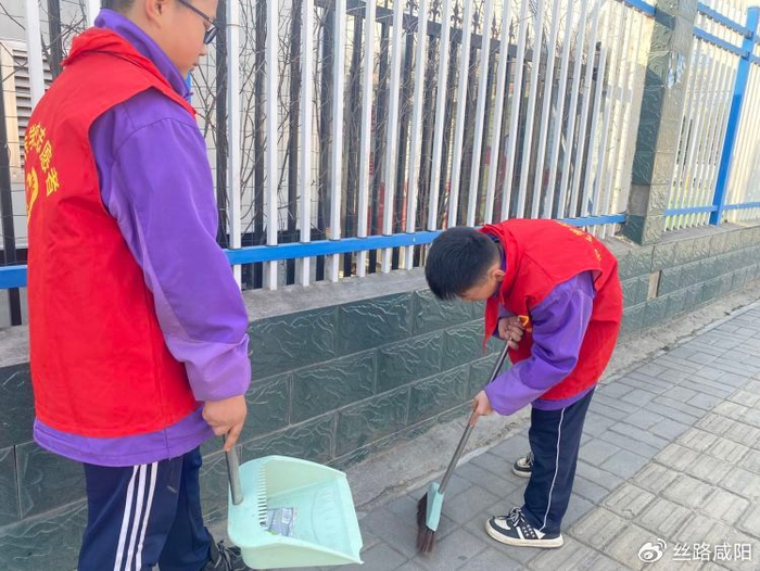 3月 13日下午,温暖的阳光洒满大地,学生们身着整齐的校服,手持扫把和