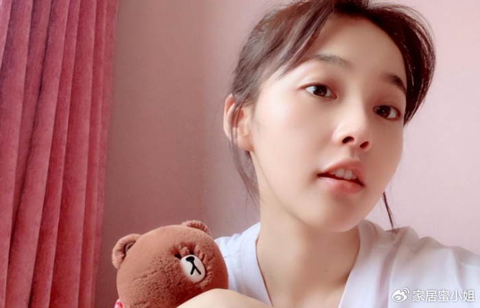 我们可以看到,张佳宁不仅在舞台上有着令人赞叹的表演,她的生活态度和