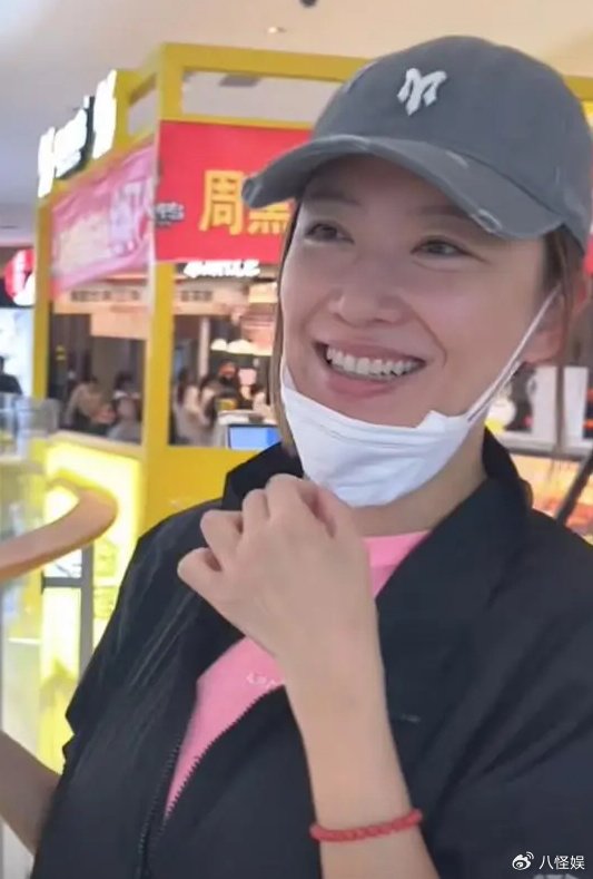 主动吻老公超甜,用花挡肚再引怀孕猜想|陈小春|应采儿_新浪新闻