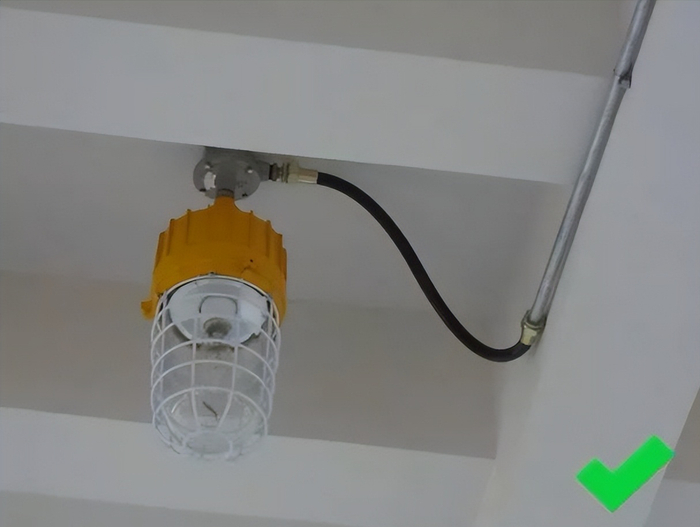 下图为危险化学品中间仓库内部概貌