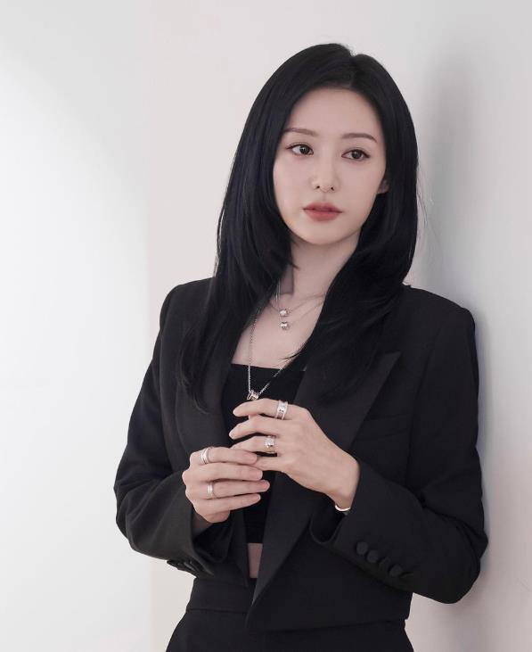 韩国知名女星金智媛,ins粉丝数突破1000万,跃居韩国一线女星