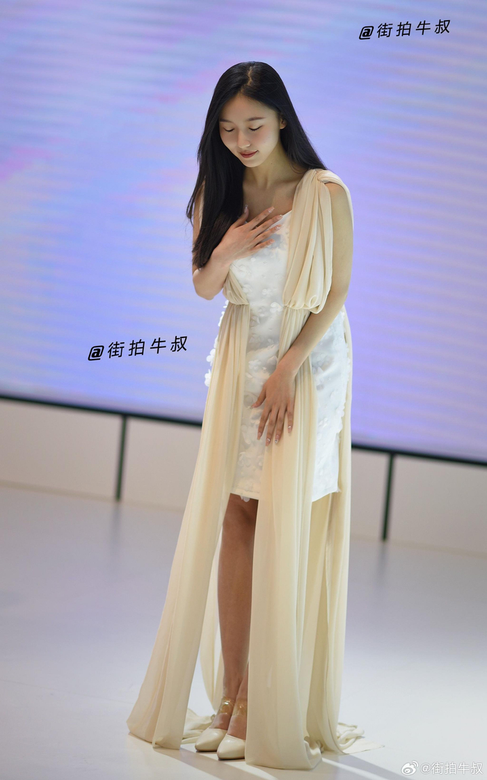 美女穿着优雅的飘带裙