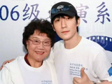 朱一龙10个比耶表情包 晒北影同学聚会合照