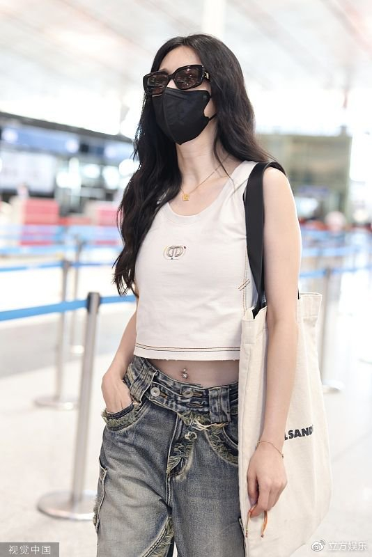 张俪穿背心搭牛仔裤酷帅十足 挥手脸颊比心秒变甜妹|张俪|牛仔裤|首都