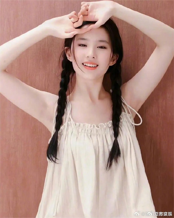 刘亦菲《玫瑰故事》路透曝光 扎双麻花辫少女感十足|玫瑰故事|麻花辫