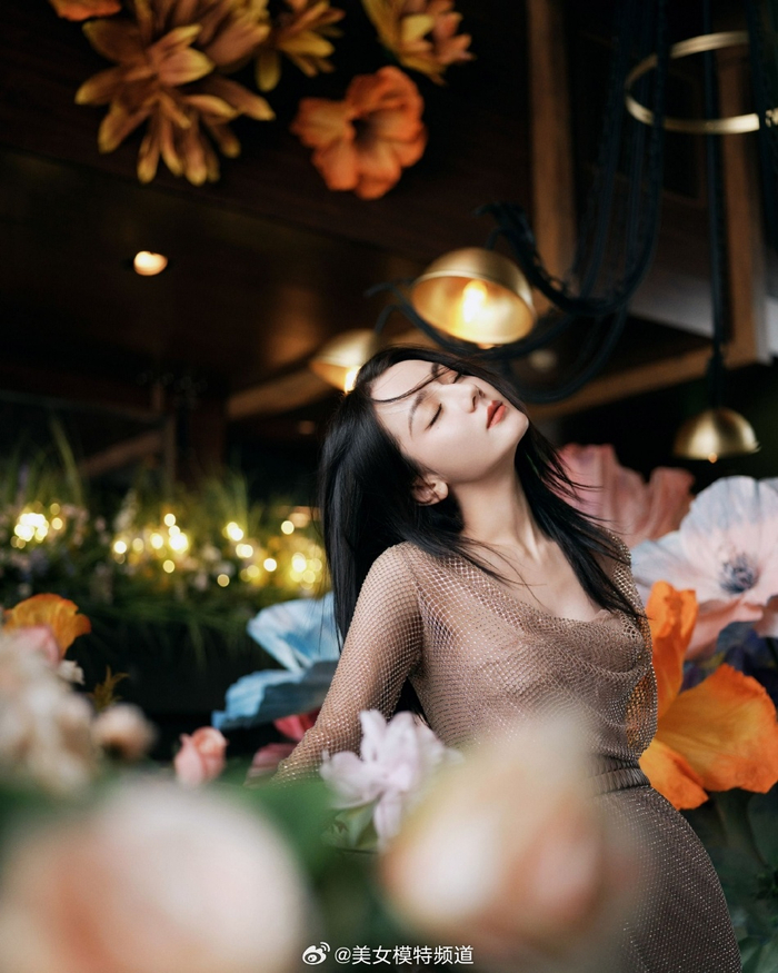 迪丽热巴繁花间拍写真一袭水晶满钻连衣裙娴静优雅