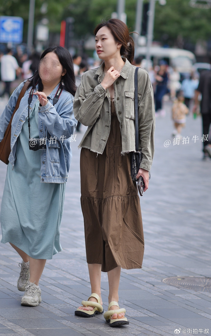 小姐姐穿着漂亮的牛仔装出街