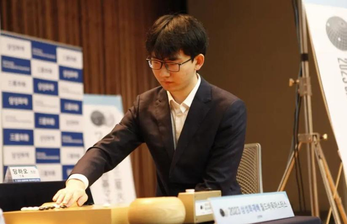 三星杯决赛丁浩力斩谢尔豪夺首胜！|世界围棋公开赛|围棋|杨鼎新|曾少年之长大了|棋牌_新浪新闻