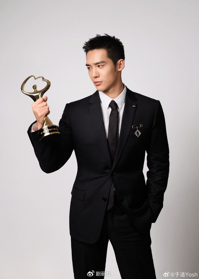 于适寸头西装造型出席微博之夜 展现发型变化全过程反差感拉满|寸头