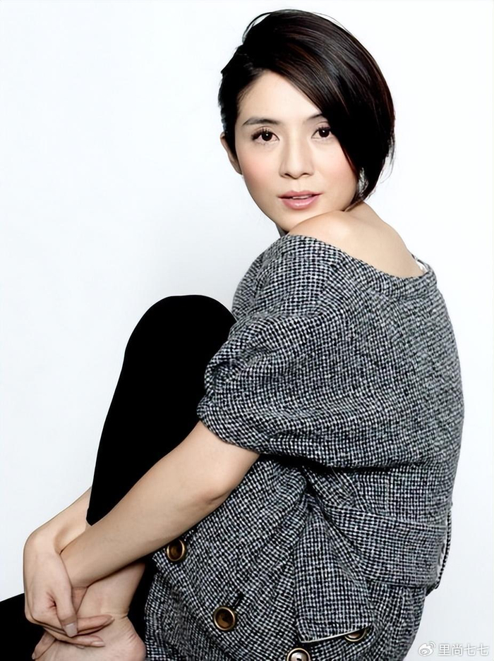 杨采妮一家四口甜蜜合体,居家造型十分温柔,保养超好如年轻少女