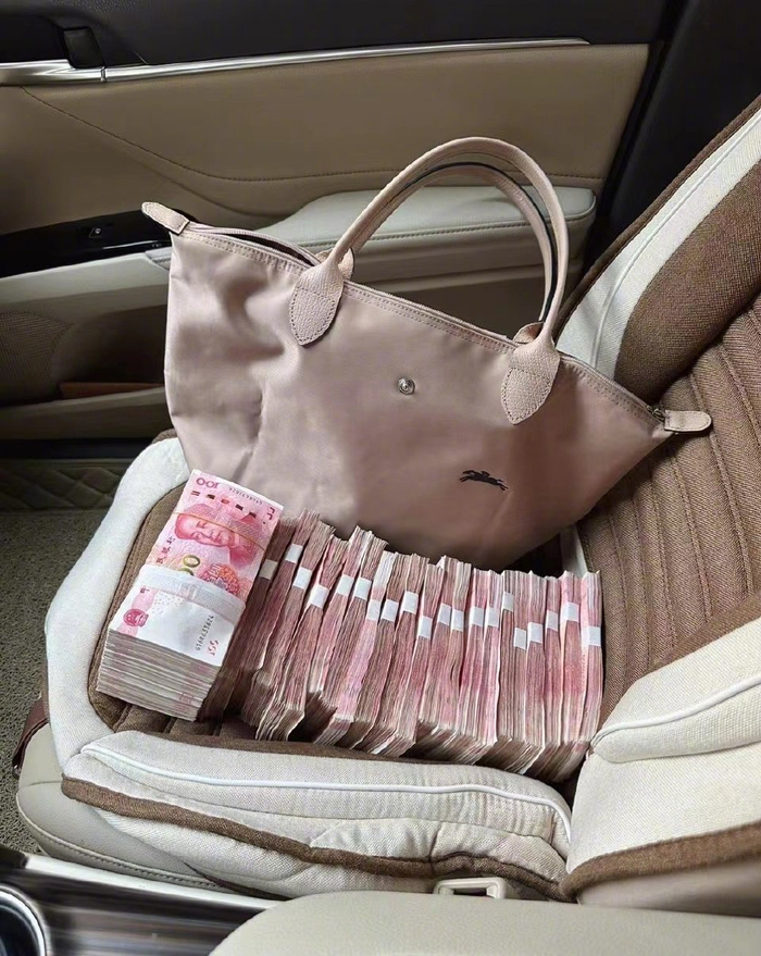 我不管拿着现金发年终奖的领导就是最帅的