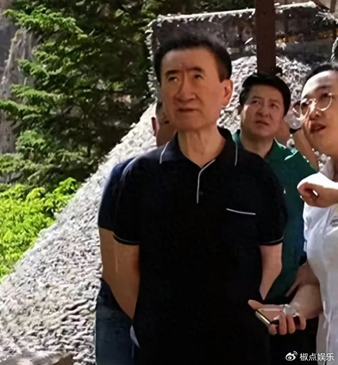 69岁王健林负债2000亿，现身寺庙瘦成竹竿，王思聪却仍与网红厮混
