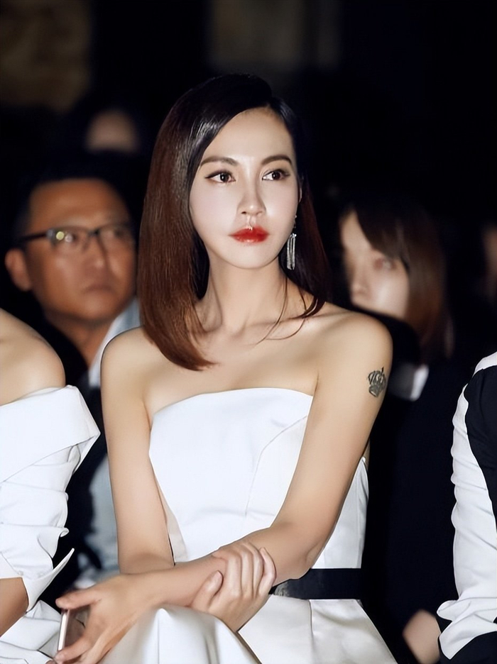 杨雪,最美反派,她的婚姻诠释了一个道理:男人征服女人的是才华