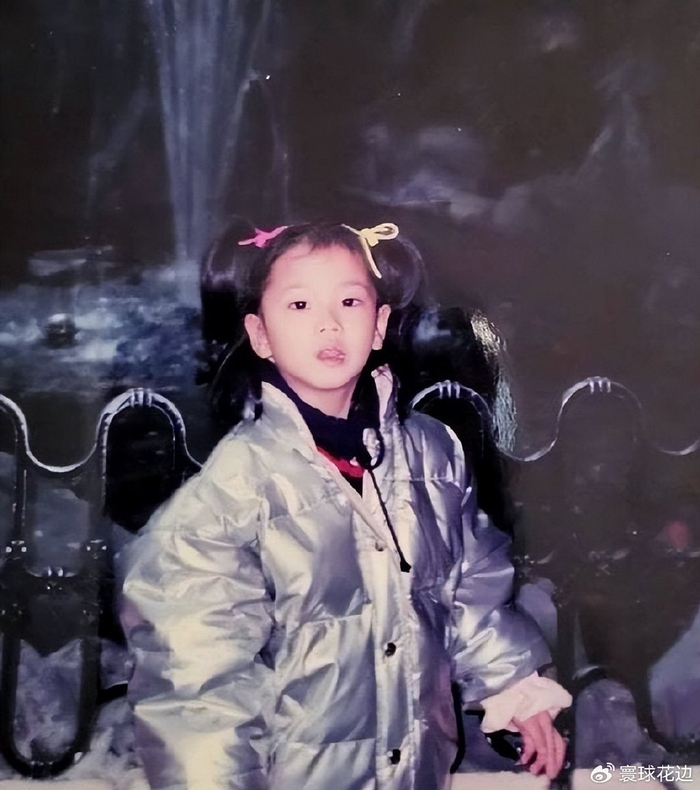 事实上,jisoo过去曾在节目上分享小时候因为外貌没有哥哥,姐姐突出