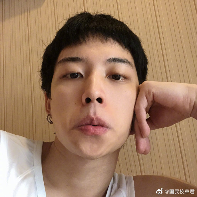 吴泽林 这男的好A啊!!!