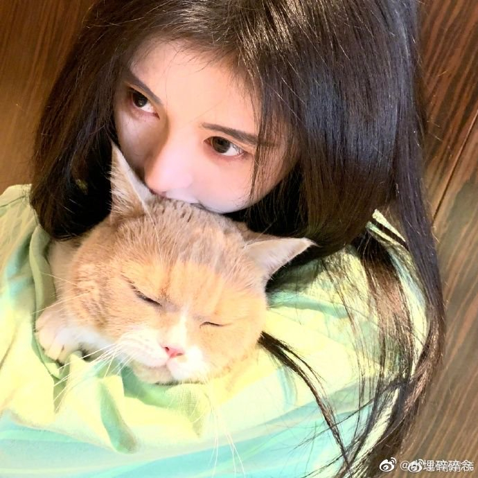 小鞠的奶茶里好多珍珠呀立马我就拿起了手机点了一杯同款