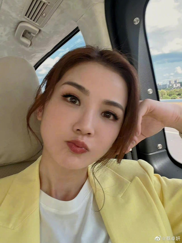 阿sa蔡卓妍今日发博晒出车内秋日四连拍俏皮眼神和嘟嘟嘴
